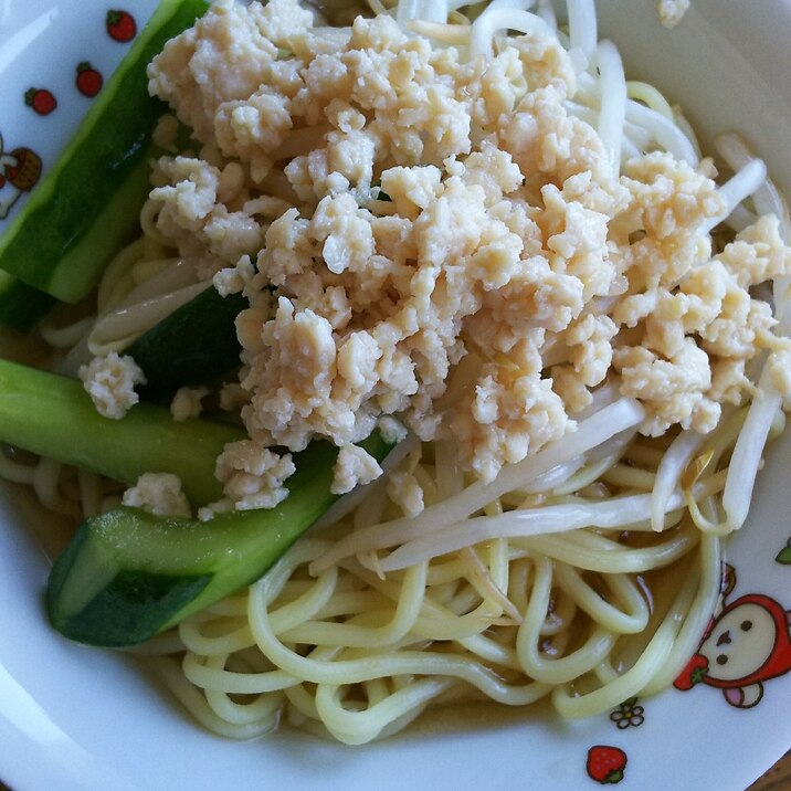 鶏そぼろときゅうりともやしの冷麺